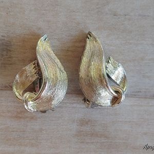 💛 Vintage Lisner Goldtone Clip Earrings 💛
